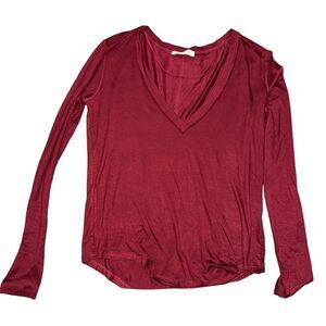 WETHEFREE WOMEN’S LONG SLEEVE V-NECK LIGHTWEIGHT AND VERY COMFORTABLE NWOT